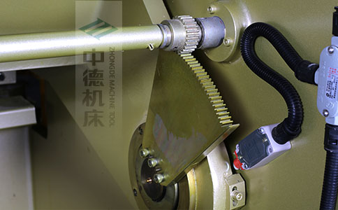 ZDS-450采用高精度刀片間隙調(diào)節(jié)齒輪，經(jīng)過淬火高硬度又耐磨，表面鍍鋅不生銹，長(zhǎng)年累月使用依然有很高的調(diào)節(jié)精度.jpg
