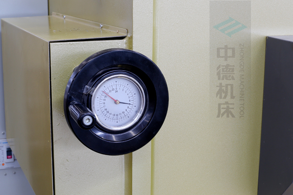 ZDG-640刀片間隙調(diào)節(jié)裝置，設(shè)置在機(jī)架前面，并有刻度顯示，調(diào)節(jié)方便.jpg