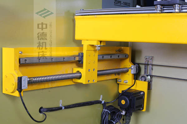 ZDPK-10032X軸配有滾珠絲桿及直線導軌，大功率伺服電機，鋼絲同步帶，能顯著提升X軸定位精度及速度