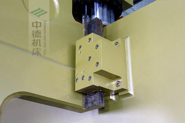 ZDP-20050加厚型滑塊導(dǎo)軌，強(qiáng)有力的保持滑塊間隙，有效減少工作時的抖動.jpg