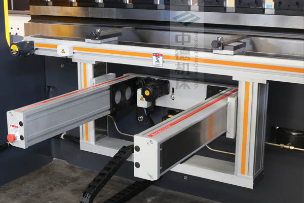 ZDPE8025-4+1軸全封套加強型鋁合金后檔料系統(tǒng)，內(nèi)有成套滾珠絲桿和直線導(dǎo)軌，精度高速度快噪音低.jpg