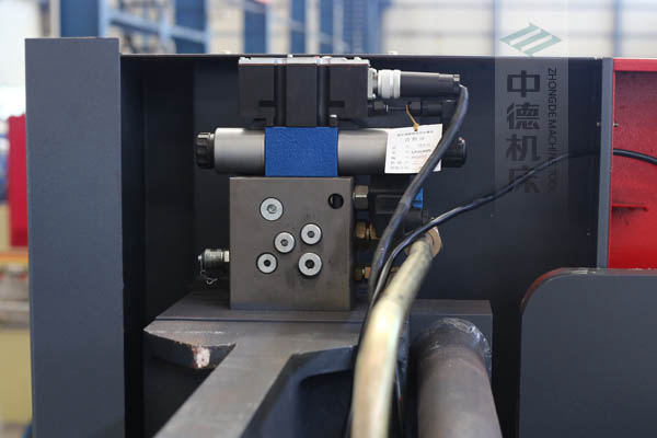ZDPE8025采用進口液壓系統(tǒng)，穩(wěn)定無故障，耐高溫高壓，持久工作精度高.jpg