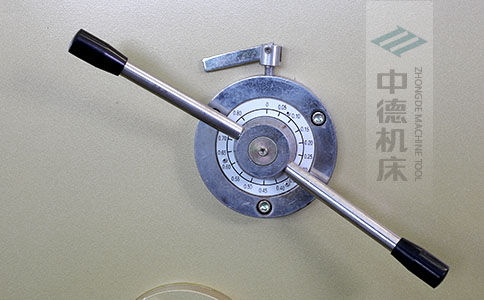 ZDS-640剪板機刀片間隙手動調(diào)節(jié)器，刻度清淅，調(diào)節(jié)省力又簡便.jpg