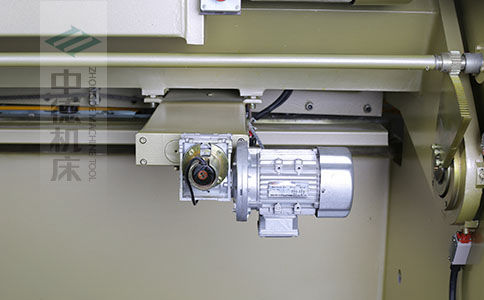 ZDS-640剪板機后檔料結(jié)構(gòu)，平行度高，并采用國內(nèi)一流品牌軸承，耐磨抗壓壽命長.jpg